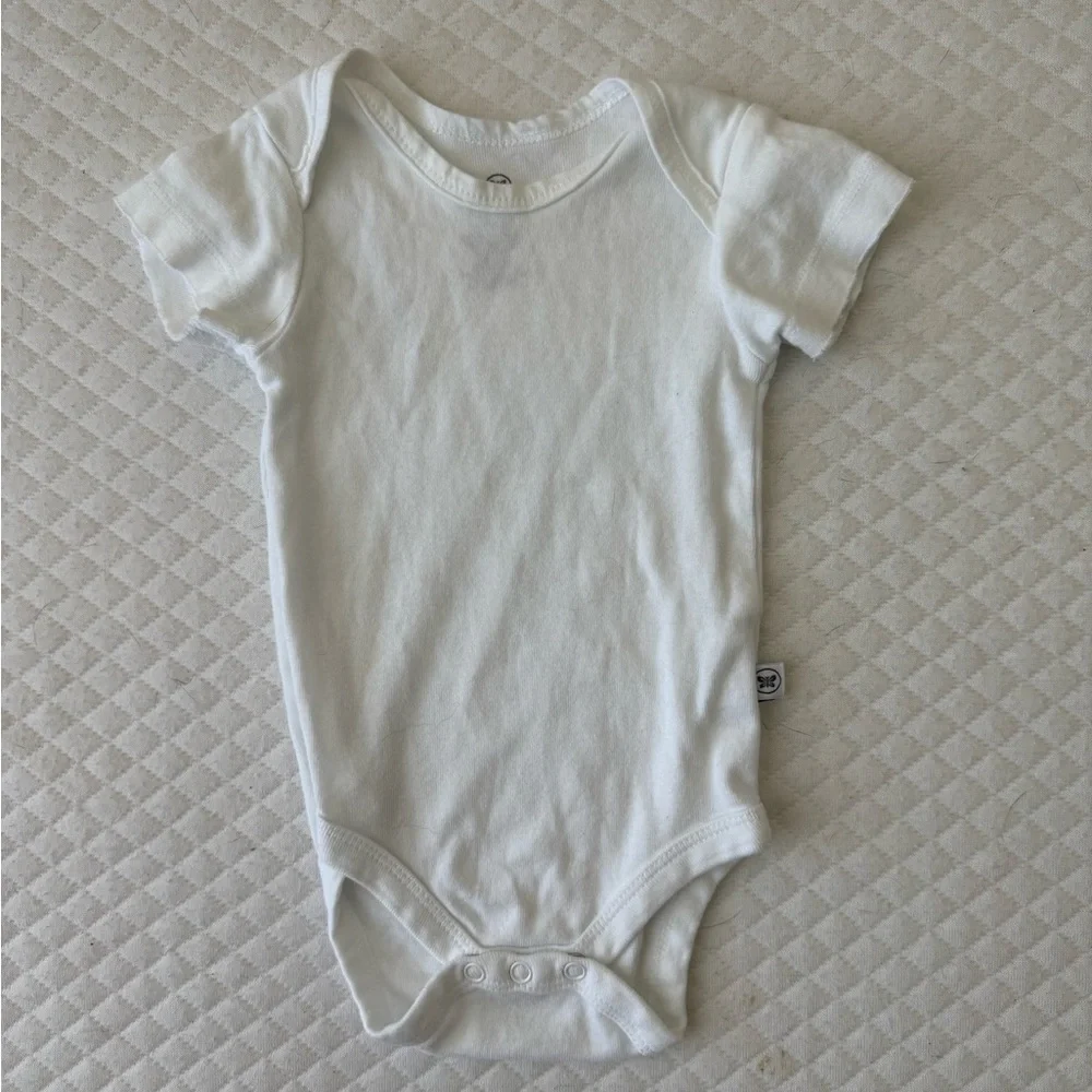 Great Condition! Set of 4 Soft White Baby Onesies, 0-3 Months